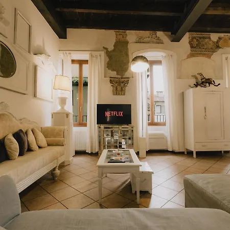 Piazza Erbe Luxury Apartment